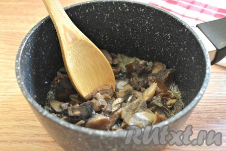 Отваренные (или размороженные) лесные грибы или шампиньоны нарезаем на средние кусочки (чтобы грибочки были приблизительно одинакового размера), выкладываем к луку и обжариваем, иногда помешивая, минут 8-10.