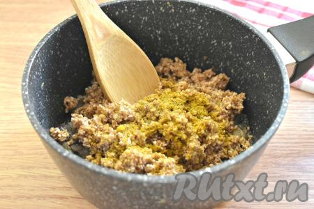 По вкусу солим, посыпаем молотыми специями (я использовала универсальную приправу).