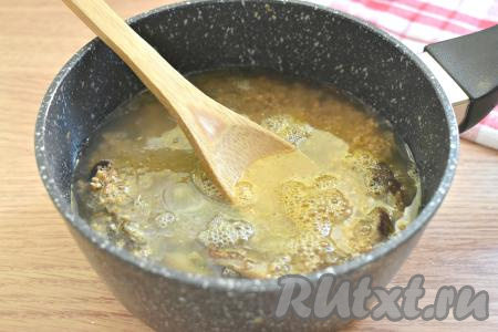 Крупу вместе с грибами заливаем 2 стаканами тёплой воды, перемешиваем, даём воде закипеть.