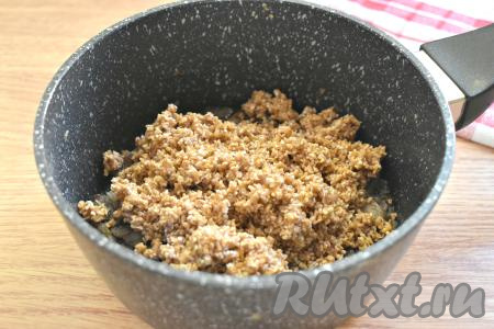 Пшеничную крупу хорошо промываем, перекладываем в сито и оставляем на несколько минут, чтобы с крупы стекла лишняя вода. К грибам, обжаренным с луком, выкладываем подготовленную пшеничную крупу.