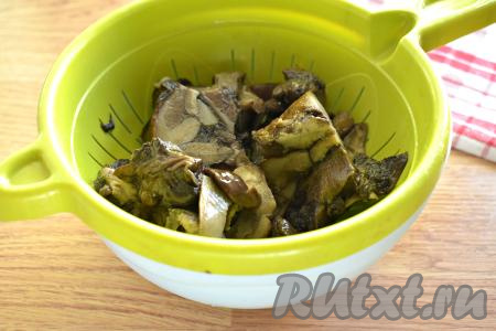 Если вы готовите со свежими лесными грибами, тогда их нужно перебрать, промыть, если грибочки крупные, нарезать их на части (мелкие можно оставить целыми) и отварить в течение 25 минут с момента закипания воды, а затем лишнюю воду слить. Я готовила с замороженными предварительно отваренными лесными грибами (у меня - подберёзовики и подосиновики), их нужно заранее достать из морозилки, чтобы они немного оттаяли, лишнюю воду слить. Если же вы готовите с шампиньонами, тогда их нужно просто промыть водой и слегка обсушить.