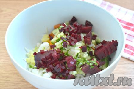 Очищаем свеклу, нарезаем её на кубики такого же размера, как нарезаны морковка, картошка и огурцы, затем перекладываем в миску.