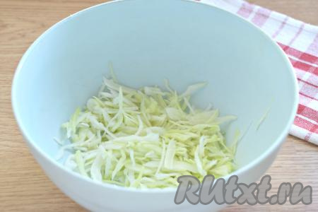 Картошку, морковь и свеклу очень хорошо моем, очищать от кожуры их не нужно. В кастрюлю выкладываем морковку с картошинами, полностью заливаем водой, ставим на огонь и отвариваем овощи до готовности (с момента закипания воды на отваривание картофеля потребуется минут 20-25, моркови - 25-30 минут). Отдельно отвариваем до готовности свеклу (на варку с момента закипания воды потребуется минут 50-60). Для того чтобы проверить готовность, проколите овощи вилкой, если вилка входит легко, значит клубни готовы, доставайте их из воды. Варёным свекле, моркови и картофелю даём остыть. Очищаем лук, моем зелень. Теперь можно приступать к нарезанию овощей для винегрета. Свежую белокочанную капусту нарезаем на тонкие полоски, перекладываем в объёмную миску, сразу немного солим и мнём руками, чтобы капуста стала более сочной и мягкой.