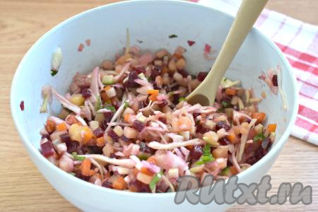 Перемешиваем и яркий, вкусный винегрет со свежим огурцом и свежей капустой готов.