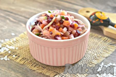 Раскладываем по тарелкам и подаём винегрет к столу. 