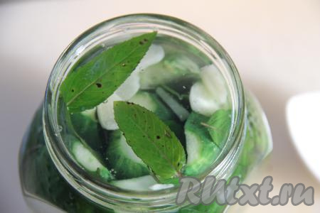 Залить огурцы кипящей водой (огурчики должны быть полностью покрыты кипятком). Закрыть банку крышкой. Потрясти слегка баночку с огурцами, чтобы сахар и соль равномерно распределились. Оставить банку до полного остывания на кухонном столе, затем поместить в холодильник на пару часов. 