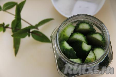 У огурцов отрезать "кончики" с двух сторон. Разрезать огурчики в длину на 2-4 части, затем плотно выложить огурцы в банку.