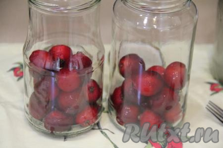 Разложить вымытые яблочки по двум подготовленным литровым банкам. 