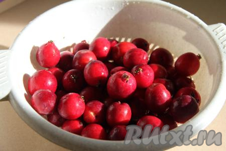 Райские яблоки хорошо вымыть. Простерилизовать банки (я взяла 2 банки объёмом по 1 литру) любым удобным способом. Крышки прокипятить в течение 3-4 минут после начала закипания воды.