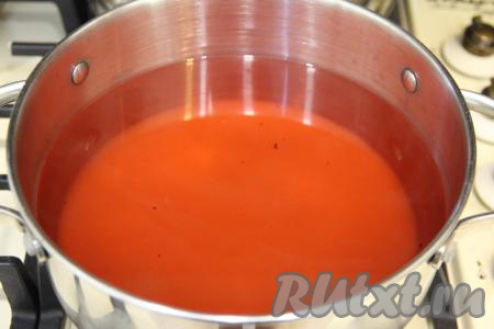 Затем аккуратно воду из банок с яблоками слить в кастрюлю, всыпать сахар, перемешать и поставить на сильный огонь.&nbsp;