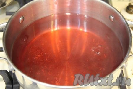 После того как сироп в кастрюле закипит, проварить его, уменьшив огонь, минуты 2-3 (за это время сахар полностью растворится в сиропе).