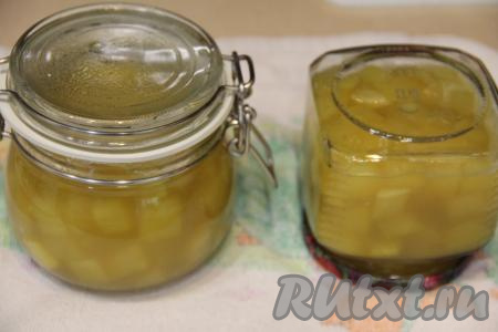 Готовые кабачки сразу разложить по баночкам, залить полностью сиропом, в котором они варились. Закрутить банки&nbsp;с кабачками крышками, перевернуть их кверху дном, укутать в одеяло. Оставить укутанные баночки до полного остывания, а затем убрать на хранение.