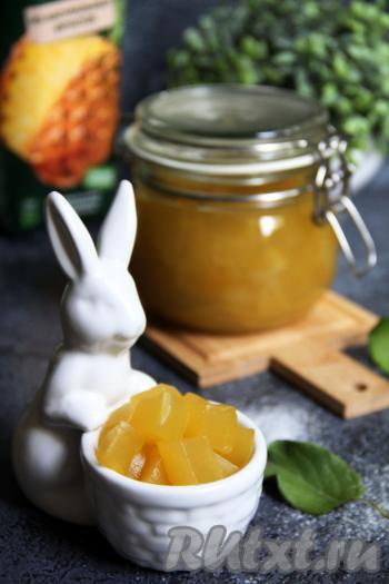 Хранить банки с ананасами из кабачков, приготовленных с ананасовым соком, нужно в прохладном месте (например, в погребе или кладовке). Зимой, открыв баночку такой заготовки, вы сможете насладиться восхитительным вкусом и ароматом этого домашнего десерта.