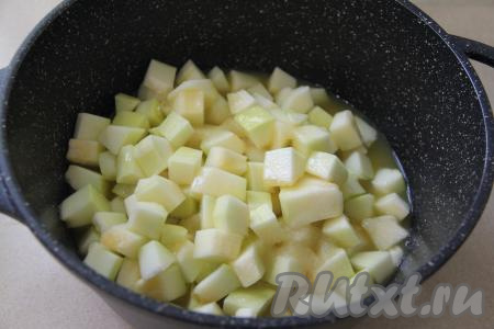 Влить ананасовый сок, перемешать и поставить на огонь.