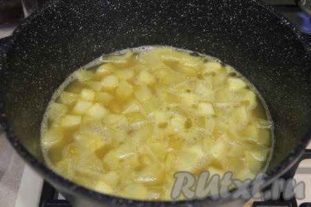 По прошествии 15 минут кабачки станут прозрачными.