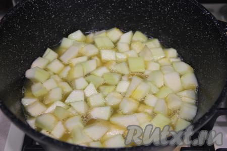 Довести до кипения кабачки в соке, а затем варить 15 минут на медленном огне, периодически помешивая.