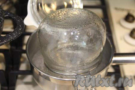 Пока варятся кабачки, банки (я взяла 2 банки по 400 миллилитров) простерилизовать любым способом. Крышки прокипятить с момента закипания воды в течение 3 минут.