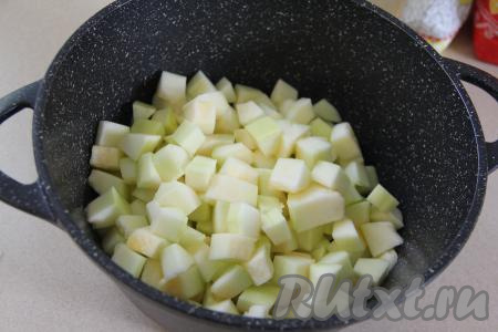 Кабачки очистить от кожуры, удалить косточки. 700 грамм очищенного кабачка нарезать на кубики размером 2 на 2 сантиметра, выложить в кастрюлю.