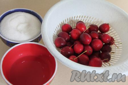 Подготовить продукты для приготовления прозрачного варенья из райских яблок. Райские яблочки хорошо промыть водой, хвостики не удалять.