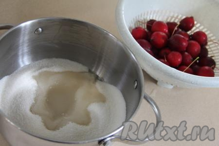 В кастрюлю всыпать сахар, влить воду, перемешать и поставить на достаточно сильный огонь.