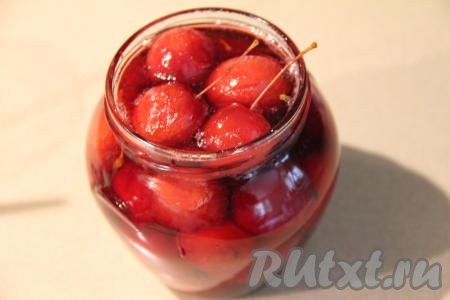 Сразу разложить горячее варенье из яблок по подготовленным банкам, закрутить крышки. Некоторые веточки во время варки отвалились, но на вкус это,&nbsp;конечно, не повлияло. Яблочки пропитались сиропом, стали мягкими, а сироп - прозрачным. 