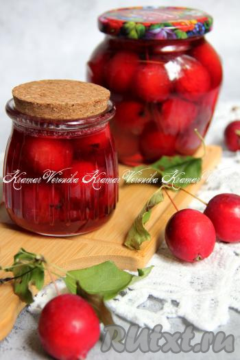 Перевернуть баночки с вареньем из райских яблок вверх дном, укутать в одеяло, оставить до полного остывания, а затем переставить на хранение в прохладное место. Зимой это прозрачное варенье можно подать к блинам, сырникам, оладьям, а аппетитные яблоки с хвостиками отлично украсят различную выпечку.