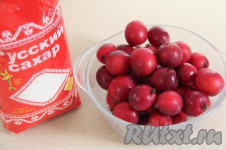 Подготовить продукты для приготовления варенья из райских яблок дольками. Райские яблочки вымыть.