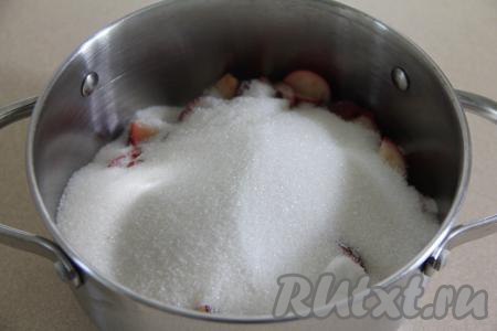 В кастрюлю с толстым дном выложить дольки райских яблок, всыпать сахар.