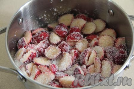 Перемешать яблоки с сахаром и оставить на 2 часа при комнатной температуре, накрыв кастрюлю крышкой.