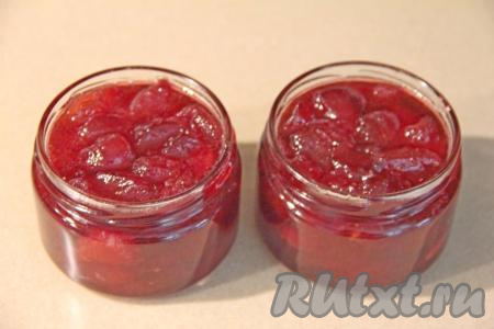 Заранее простерилизовать банки (я взяла 2 баночки объёмом по 350 миллилитров), прокипятить крышки в течение 4-5 минут после закипания воды. После того как варенье третий раз проварится 5 минут с момента закипания сразу разлить его по подготовленным банкам, закрутить крышки. Банки с горячим вареньем перевернуть вверх дном, укутать в тёплое полотенце и оставить до полного остывания, а затем переставить на хранение в кладовку (или другое прохладное место).