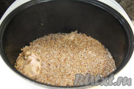 Гречка полностью впитает бульон, станет рассыпчатой.