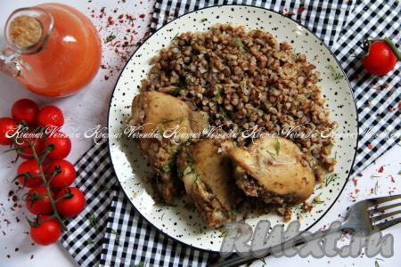 Аппетитную, ароматную гречку вместе с нежнейшими куриными бёдрами раскладываем из чаши мультиварки по тарелкам и сразу же подаём к столу.