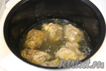 Бёдрышки в процессе тушения станут очень нежными, а бульон - наваристым.&nbsp;