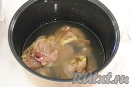 В чашу мультиварки выложить куриные бёдра, влить воду, закрыть крышку. Выставить режим "Тушение" на 30 минут.