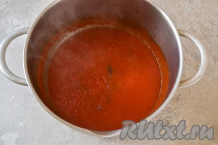 Проварите соус после закипания на небольшом огне 10-15 минут. Попробуйте на сахар и соль, если необходимо, тогда добавьте, перемешайте и проварите 2-3 минуты. Уберите кастрюлю с огня. Достаньте из соуса веточки розмарина и базилика (веточки нам больше не понадобятся). Влейте уксус (или уксусную эссенцию), очень хорошо перемешайте.