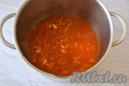 Перемешайте, доведите до кипения и варите томатную массу на минимальном огне, иногда перемешивая, 25-30 минут.