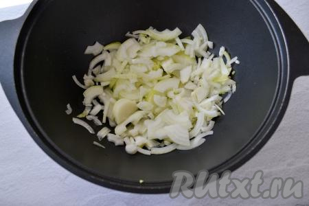 Очистите лук и чеснок.&nbsp;В казане (или в кастрюле с толстым дном) разогрейте растительное масло, выложите достаточно тонко нарезанный лук.