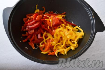 Болгарский перец разрежьте, удалите семена и плодоножки, промойте водой, а после этого нарежьте тонкой соломкой и выложите к луку, обжаренному с чесноком.