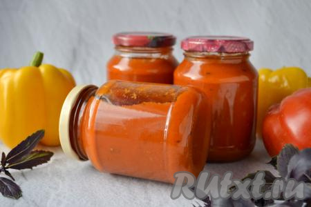 Вкусный, ароматный, бархатистый томатный соус, приготовленный с болгарским перцем и чесноком, зимой станет отличным дополнением ко многим блюдам (например, спагетти, сосискам, запечённому мясу). Его можно использовать при выпечке пиццы, да и просто намазывать на кусочек хлеба.