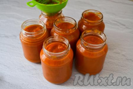 К этому времени уже должны быть вымыты с содой и простерилизованы любым удобным способом банки. Крышки тоже должны быть уже прокипячены в течение 4-5 минут с момента закипания воды. Разлейте горячий томатный соус в горячие баночки, закрутите сразу крышками. У меня получилось 1,4 литра соуса.