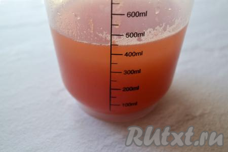 Из 2 килограммов измельчённых помидоров я постепенно отчерпала из сита 450 миллилитров томатного сока (для этого рецепта он нам не понадобится, этот сок можно просто выпить). Удаление лишнего сока нужно для того, чтобы сократить время варки соуса. 