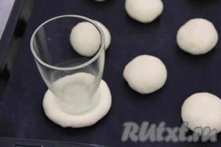 Оставить колобки на противне минут на 25, накрыв полотенцем. Затем продавить колобки донышком стакана, формируя ватрушки.