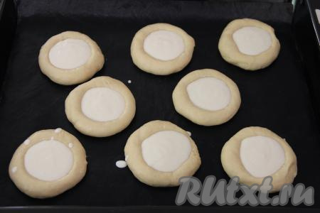 Для приготовления начинки для ватрушек нужно соединить сметану, сахар, муку и сливочное масло комнатной температуры, перемешать. Начинка получится негустой. Равномерно разложить сметанную начинку в серединку ватрушек.