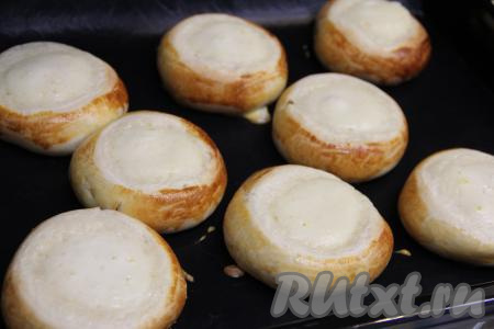 Выпекать ватрушки-сметанники в разогретой духовке минут 30 (до золотистого цвета) при температуре 180 градусов.