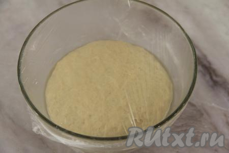 Тесто по прошествии 1,5 часов округлится и увеличится в объёме.