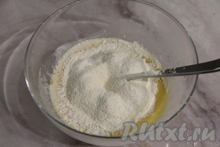 В получившуюся смесь всыпать половину просеянной муки, перемешать вилкой.&nbsp;