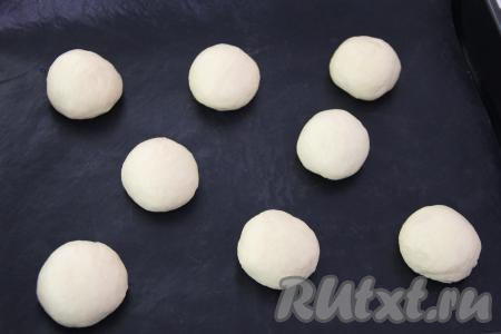 Разделить тесто на 8 частей. Сформировать из каждой части теста ровный колобок. На противень, застеленный ковриком (или пергаментом) для выпечки выложить получившиеся колобки на расстоянии друг от друга.