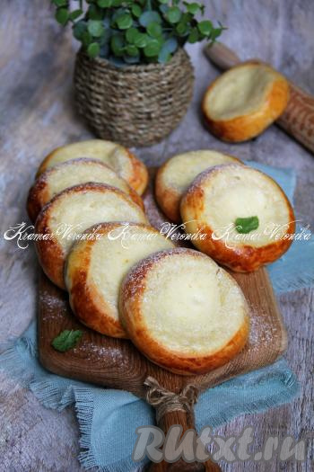 Ватрушки, приготовленные со сметаной из дрожжевого теста, получаются нежными, мягкими, воздушными, переложить их на тарелку, дать немного остыть и можно подавать к столу. Я люблю есть эту выпечку с холодным молоком, но они идеально подходят и к чаю или кофе.