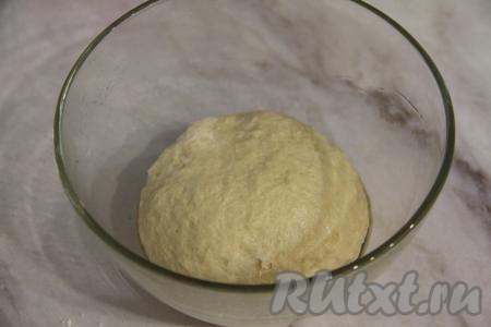 А затем частями всыпая оставшуюся муку, хорошо вымесить тесто руками. Всыпая муку, учитывайте, что дрожжевое тесто для ватрушек должно получиться мягким, приятным в работе, к рукам липнуть оно не должно. Собрать замешанное тесто в шар, выложить его в миску. Прикрыть миску с тестом полотенцем и оставить часа на 1,5 в тёплом месте.