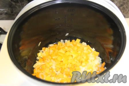 Обжарить овощи до полной готовности (минут 10-13), не забывая их иногда помешивать и не закрывая мультиварку.&nbsp;